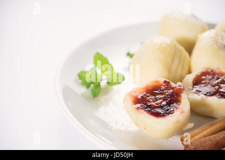 Macro shot di dolce di prugne gnocchi di pasta nella piastra bianca popolare in Szech, Austria e Ungheria con una copia dello spazio per il testo Foto Stock