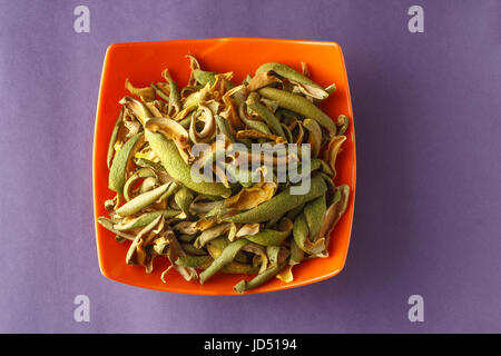 Mango essiccato fette di cetriolo sottaceto in una ciotola Foto Stock