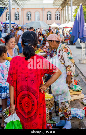 Samarcanda, Uzbekistan - 28 agosto: Donne vendono frutti a Siab bazar; locali di frutta e verdura, mercato delle spezie in Samarcanda, Agosto 2016 Foto Stock