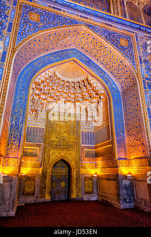 Colorati interni ornamentali piena di piastrelle e mosaici di Tilya Kori Madrasah in Registan, Samarcanda, Uzbekistan Foto Stock
