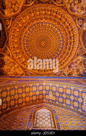 Soffitto dorato di tilya-kori madrasah, Registan, Samarcanda, Uzbekistan Foto Stock