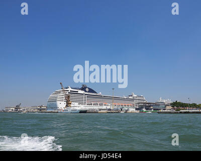 Venice cruise terminal portuale marittima e MSC Musica Foto Stock