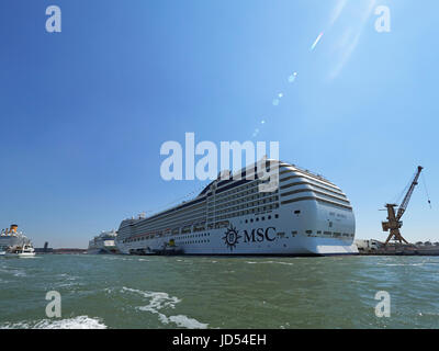 Venice cruise terminal portuale marittima e MSC Musica Foto Stock