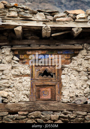 Legno intagliato nella finestra Manang, Nepal. Foto Stock