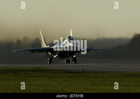 Mikoyan Gurevich Mig 29 Fulcro Polish Air force il decollo al tramonto a Mińsk Mazowiecki 25 miglia da Varsavia POLONIA Foto Stock