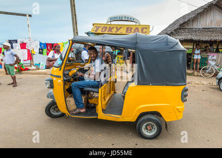 Hell-Ville, Madagascar - Dicembre 19, 2015: Tradizionale rickshaw i clienti in attesa in Hell-Ville, Nosy Be Island, Madagascar. Foto Stock