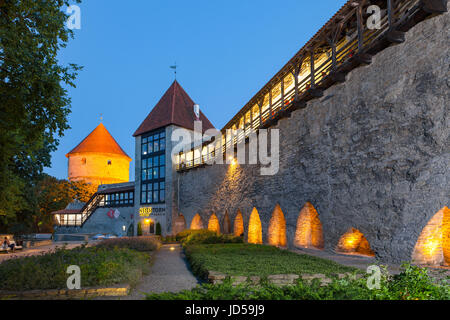 TALLINN, Estonia - Luglio 22, 2016: vista serale del il Giardino del Re Danese con la torre e il castello Foto Stock