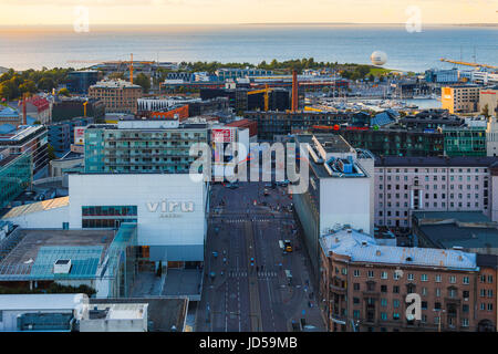 TALLINN, Estonia - 29 luglio 2016: moderni edifici aziendali, blocchi vivente e centri commerciali al tramonto Foto Stock