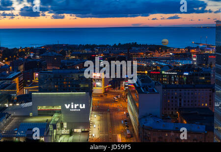 TALLINN, Estonia - 29 luglio 2016: moderni edifici aziendali, blocchi vivente e centri commerciali al tramonto Foto Stock