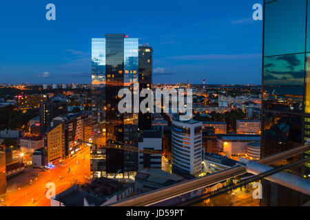 TALLINN, Estonia - 29 luglio 2016: il moderno edificio aziendale di notte Foto Stock