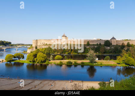 Ivangorod fortress sul confine di Estonia e Russia. Giorno di estate vista panoramica. Foto Stock