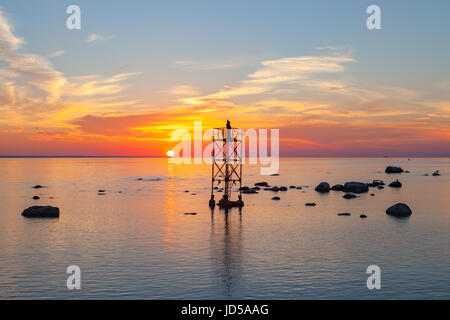 Tramonto sul mare con magic installazione di monaco nero sulla torre Foto Stock