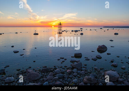 Tramonto sul mare con magic installazione di monaco nero sulla torre Foto Stock