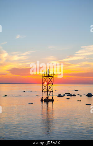 Tramonto sul mare con magic installazione di monaco nero sulla torre Foto Stock