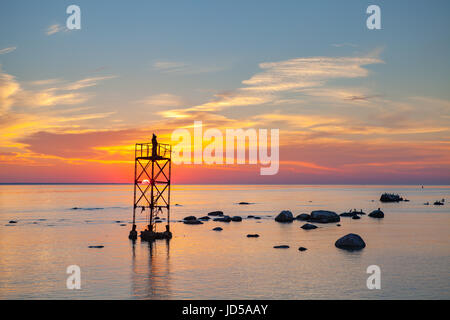 Tramonto sul mare con magic installazione di monaco nero sulla torre Foto Stock