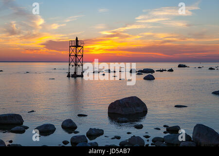 Tramonto sul mare con magic installazione di monaco nero sulla torre Foto Stock