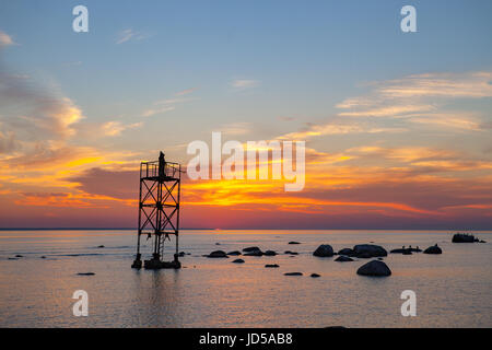 Tramonto sul mare con magic installazione di monaco nero sulla torre Foto Stock