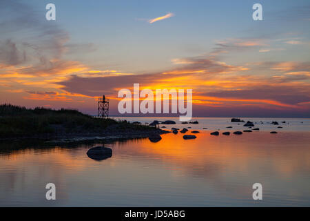 Tramonto sul mare con magic installazione di monaco nero sulla torre Foto Stock