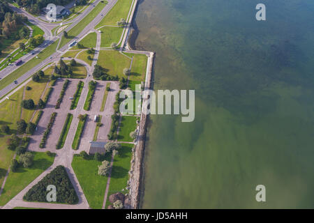 Vista aerea su una strada e il parco cittadino lungo la riva del mare. Tallinn, Estonia Foto Stock