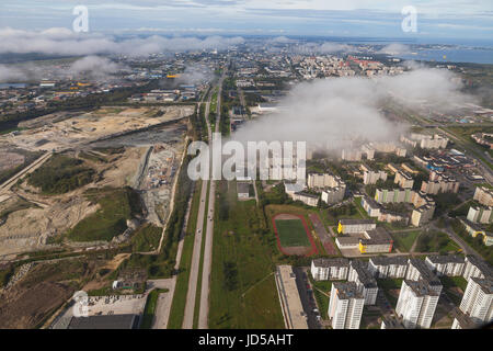 Vista aerea di un sobborgo europeo. Vecchia miniera e blocchi vivente. Foto Stock