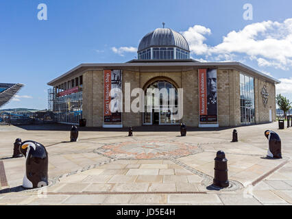 Royal nave per la ricerca il Discovery Point la costruzione presso il lungomare da Firth of Forth a Dundee Tayside Scotland Regno Unito Foto Stock