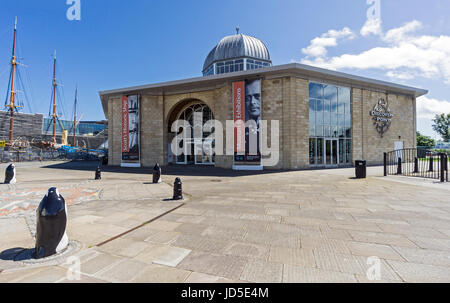 Royal nave per la ricerca il Discovery Point la costruzione presso il lungomare da Firth of Forth a Dundee Tayside Scotland Regno Unito Foto Stock