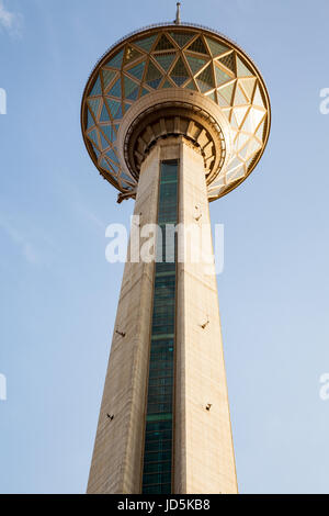 Milad tower a Teheran capitale dell Iran. il sesto più alto la torre e la ventiquattresima più alto struttura autoportante in tutto il mondo. Foto Stock