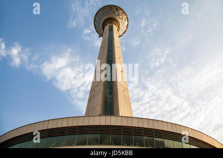 Milad tower a Teheran capitale dell Iran. il sesto più alto la torre e la ventiquattresima più alto struttura autoportante in tutto il mondo. Foto Stock