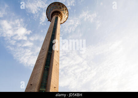 Milad tower a Teheran capitale dell Iran. il sesto più alto la torre e la ventiquattresima più alto struttura autoportante in tutto il mondo. Foto Stock