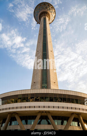 Milad tower a Teheran capitale dell Iran. il sesto più alto la torre e la ventiquattresima più alto struttura autoportante in tutto il mondo. Foto Stock