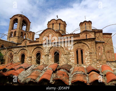 Imponente Chiesa dietro al filo spinato, Chiesa della Vergine di Ljevisa in Prizren, Kosovo Foto Stock