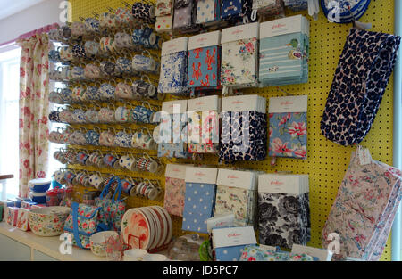 Visualizzazione di Cath Kidston prodotti in vendita nel negozio di York, England, Regno Unito Foto Stock