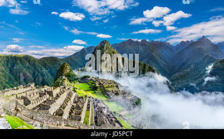 Panoramica di Machu Picchu, agricoltura terrazze, Wayna Picchu e sulle montagne circostanti in background Foto Stock