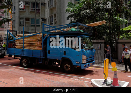 Carrello di consegna per ponteggi di bambù in Taikoo, Hong Kong Foto Stock