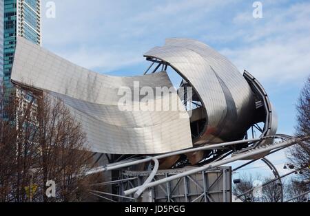 Vista del Jay Pritzker padiglione musicale progettato dall architetto Frank Gehry nel Millennium Park di Chicago, Illinois. Foto Stock