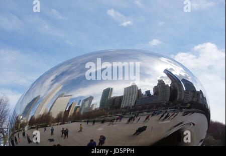 Vista del Cloud Gate, scultura, soprannominato il fagiolo, progettato da Anish Kapoor nel Millennium Park di Chicago, Illinois. Foto Stock