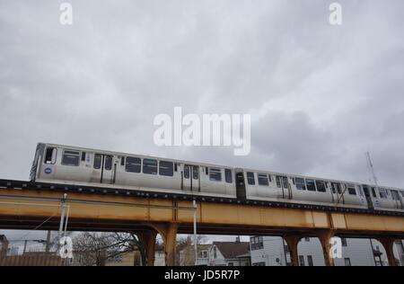 Vista del Chicago treno elevata, noto come L, un sistema di trasporto pubblico a Chicago, Illinois. Foto Stock