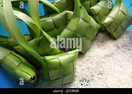 Rendendo gnocco di riso (ketupat nasi) Foto Stock