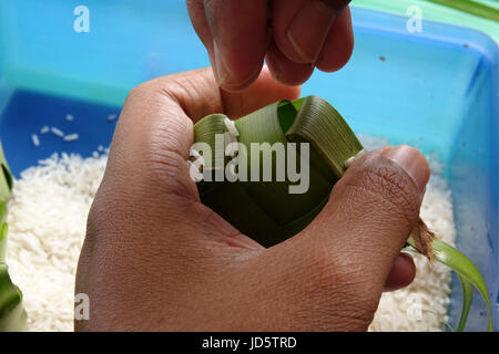 Rendendo gnocco di riso (ketupat nasi) Foto Stock