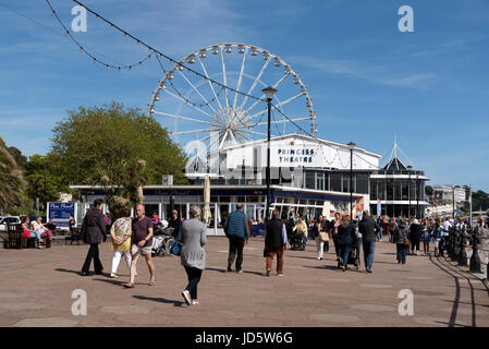 Teatro Principessa al Molo punto in Torquay un Devonshire città costiera e frequentata stazione balneare England Regno Unito Maggio 2017 Foto Stock