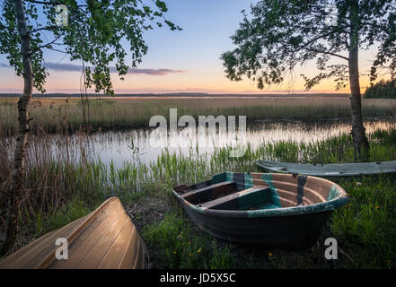 Paesaggio panoramico con imbarcazioni a remi a tranquilla serata estiva in Hyvinkää, Finlandia. Foto Stock