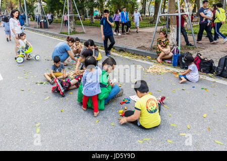 I bambini e le persone che giocano i giochi in Hanoi Vietnam Foto Stock