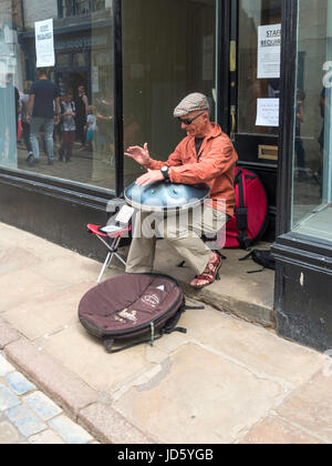 Musicista di strada giocando un Handpan o appendere il tamburo a Whitby North Yorkshire Foto Stock