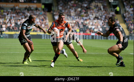 Castleford Tigers Greg Minikin scoppia attraverso al cliente durante la Ladbrokes Challenge Cup, quarti di finale corrisponde all'KCOM Stadium, scafo. Foto Stock