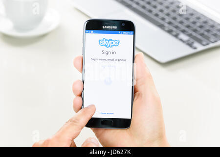 Krynica Polonia - Giugno 10, 2017: Samsung Galaxy S7 in mano quando accedi a Skype applicazioni. Skype è uno dei più popolari del servizio di comunicazione Foto Stock