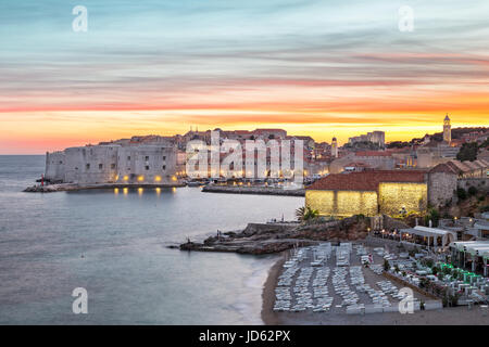 Gli illuminati città vecchia di Dubrovnik in serata, Croazia Foto Stock