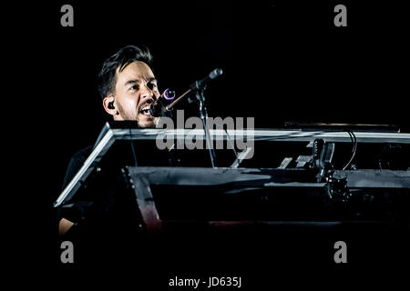 Monza, Italia. 17 Giugno, 2017. Linkin Park live presso i giorni di festival, Monza Linkin Park si esibisce dal vivo a IDays Festival di Monza, Italia Credito: Mairo Cinquetti/Pacific Press/Alamy Live News Foto Stock