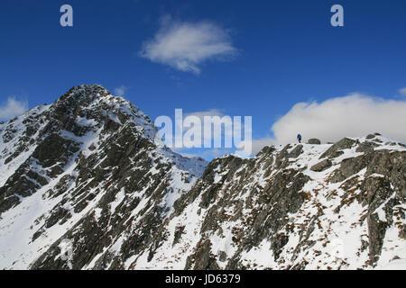 Alpinista sulla coperta di neve Forcan Ridge in Glen Shiel in Scozia Foto Stock