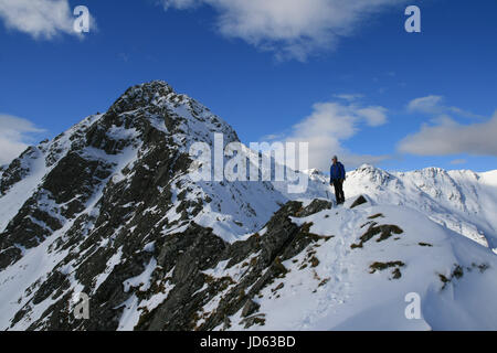 Alpinista sulla coperta di neve Forcan Ridge in Glen Shiel in Scozia Foto Stock