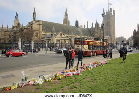 I membri del pubblico visualizzazione omaggi floreali collocato attraverso da Westminster alle vittime del London Bridge attacco Foto Stock